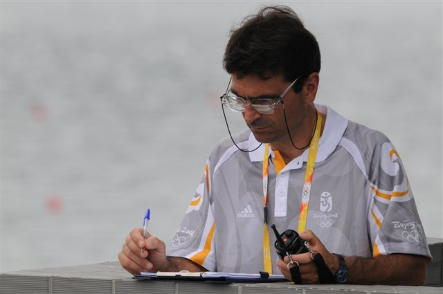 Photo of Silverskiff Referee Dr. Vincenzo Villari writing, image from Archivio Canottaggio, taken by Mimmo Perna